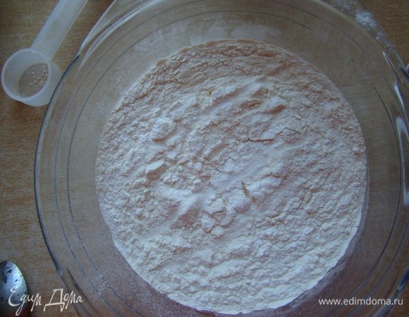 Просеиваем муку с пекарским порошком, содой и солью