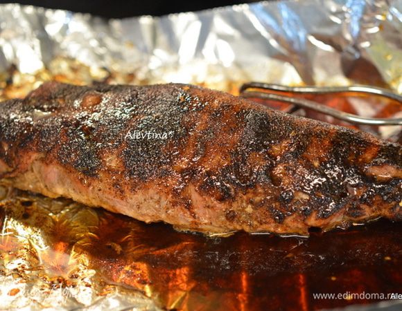 Достанем  из духовки , дадим слегка остыть. Смажем кисточкой со всех сторон  и вернем свинину на 15 мин в духовку.