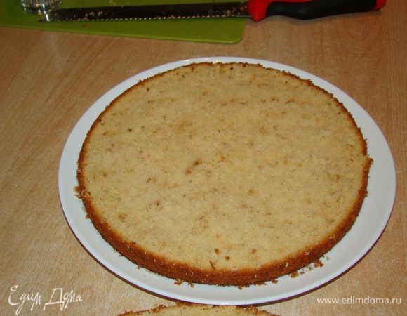 Когда коржи остынут - разрезаем каждый вдоль на 2 части