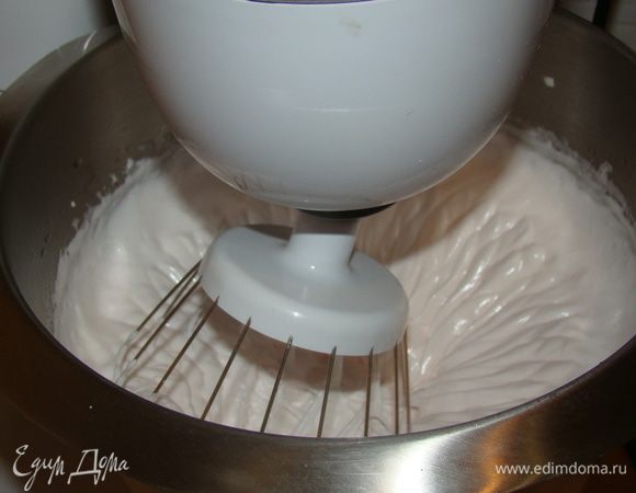 Сразу же вливаем быстро тонкой струйкой кипяток (обязательно!) и взбиваем 7-10 минут (все зависит от мощности миксера и того, насколько мелкие крупинки желатина) до получения густой безе-образной пены