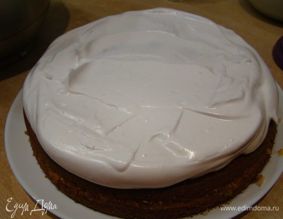 Накрываем вторым коржом, смазываем кремом