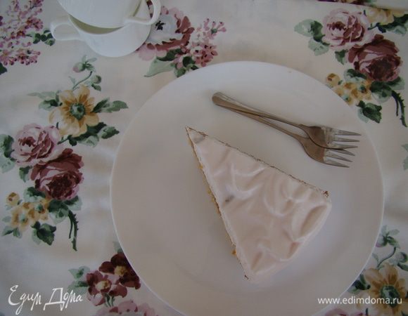 Сверху крем разравниваем, можно посыпать сахарной пудрой. Приятного аппетита!