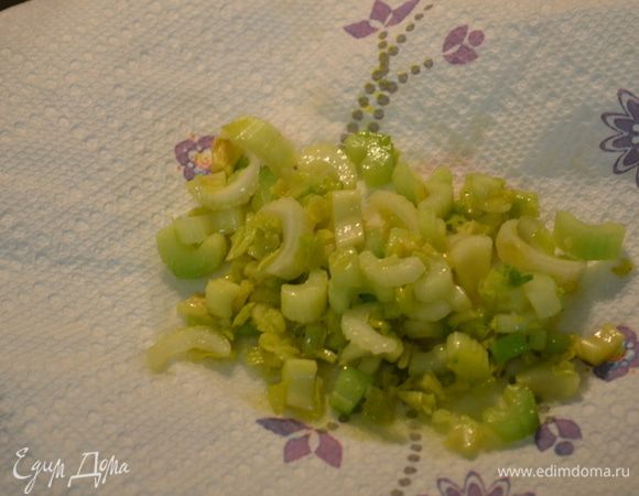 Стебель сельдерея нарезать небольшими кубиками, слегка припустить на растительном масле 1 мин., выложить на бумажное полотенце, остудить. 