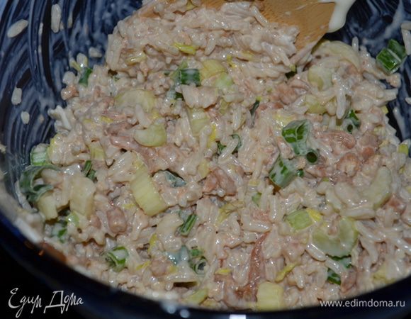 Соединить рис, креветки и сельдерей. Для заправки смешать лимонный сок, раздавленный чеснок и белый перец, заправить салат. Посыпать рубленой зеленью петрушки.