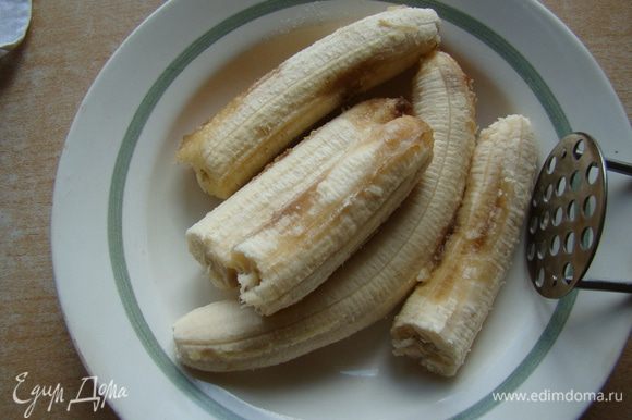 Бананы тщательно растираем вилкой или картофелемялкой
