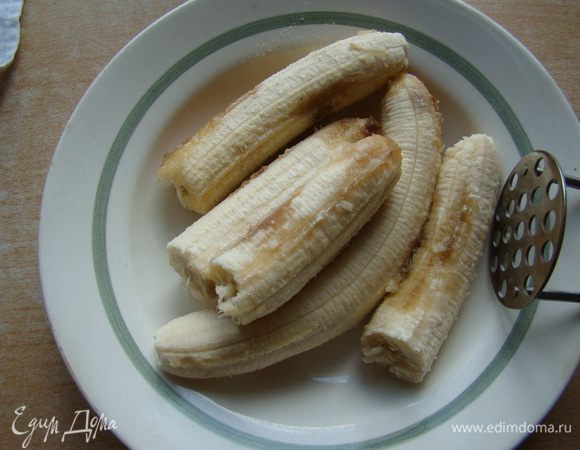 Бананы тщательно растираем вилкой или картофелемялкой