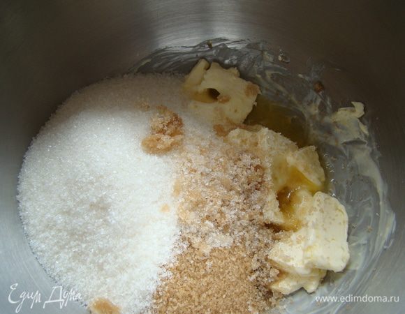 Соединяем масло, сахар - взбиваем