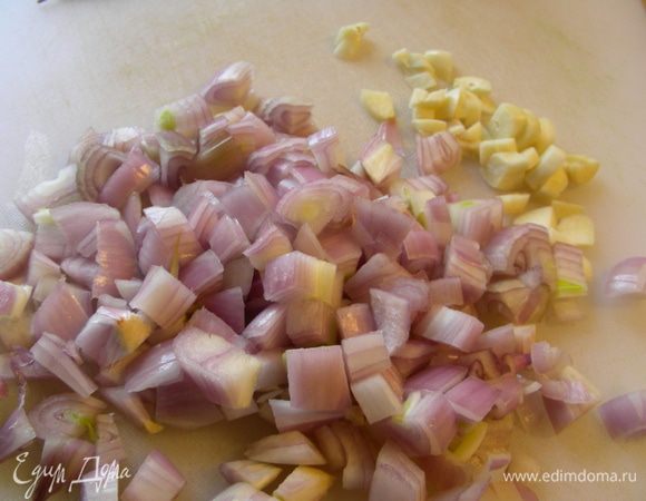 Все режем мелко. Шалот и чеснок.
