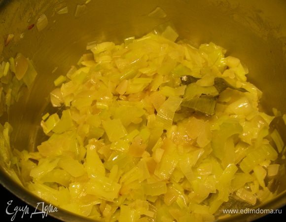 Разогреваем оливковое и сливочное масло. Выкладываем наши овощи, лавровый лист, солим, перчим по вкусу и готовим на медленном огне минут 20 (не меньше, так овощи отдадут свое лучшее). Периодически помешиваем и следим, чтобы не подгорело.
