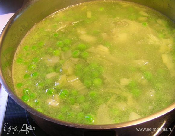 Добавляем воду (бульон) и зеленый горошек, доводим до кипения и готовим на небольшом огне минут 5 (горошек готовится быстро).
