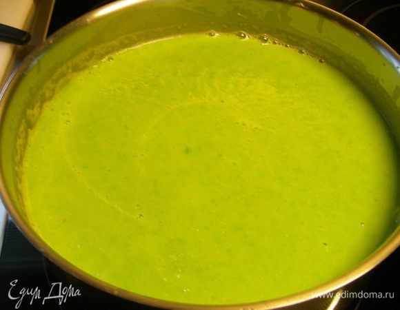 Убираем лавровые листы и блендером взбиваем суп. Для более нежной консистенции можно его пропустить через сито.

