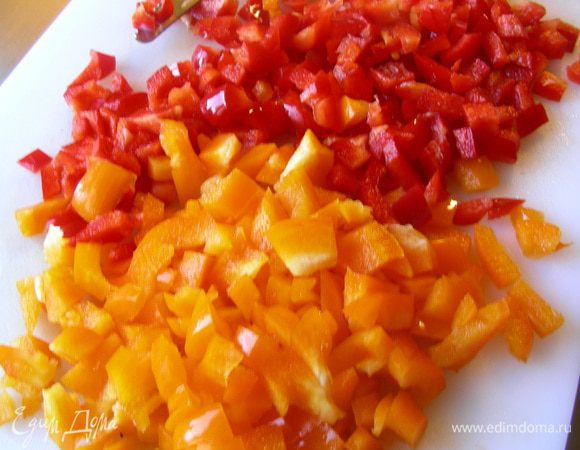 Перец режем мелкими кубиками.
