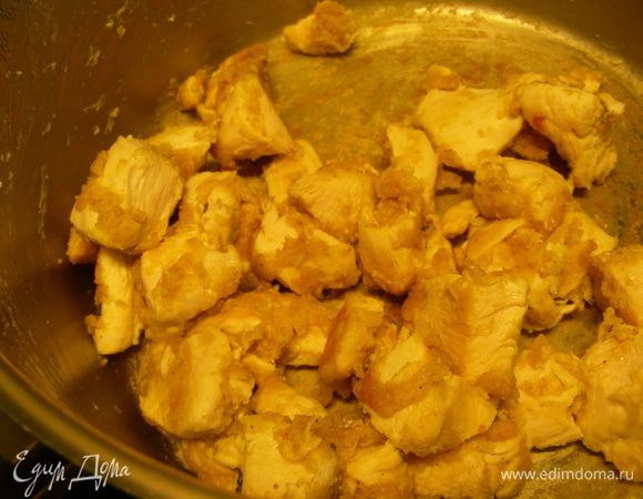 Куриное филе режем средне и обжариваем в кастрюле на растительном масле миут 5. Добавляем муку и карри и готовим еще пару минут.
