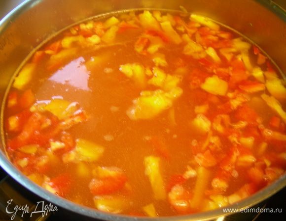 Вливаем бульон. Добавляем перец и чили/паприку, я еще горошек добавила ближе к концу. Готовим до мягкости перца (минут 5).

