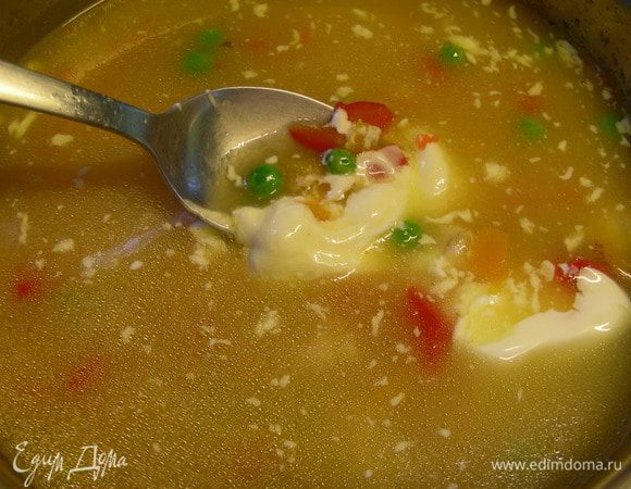 Добавляем кукурузу, банан (если используете, без него тоже замечательно) и крем-фреш. Доводим до кипения и снимаем с огня.
