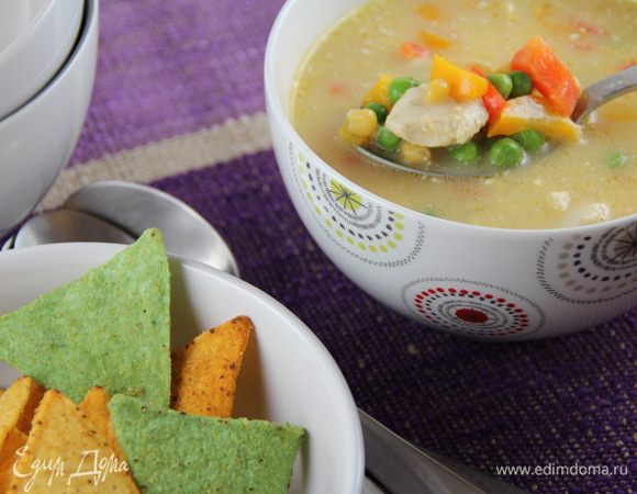 Разливаем суп по тарелкам и подаем с кукурузными чипсами (или с хлебом). Приятного аппетита))

