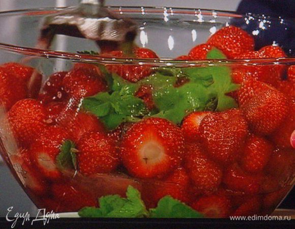 и вместе с сиропом, лимонным соком и мятой измельчить погружным блендером в пюре. 