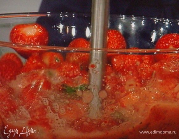 Клубничное пюре при желании можно процедить через сито, чтобы избавиться от зёрнышек (я этого не делала ). Сорбе поместить в машинку для мороженого или в морозилку мин. на 6 часов, ежечасно интенсивно помешивая.