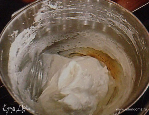 Белки взбить со щепоткой соли до пышных  мягких пиков, Не прекращая взбивание, небольшими порциями, всыпать сахар.
Когда добавлен весь сахар, увеличить скорость миксера и взбивать белки до твердых пик (взбитые белки при наклоне миски не должны из нее выливаться). Когда белки взбиты ввести в них сахарную пудру, осторожно все вымешать. 
