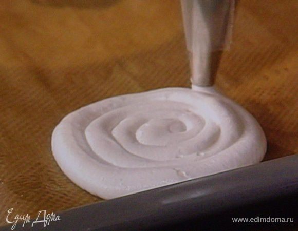 Массу поместить в кулинарный мешок и отсадить на противень покрытый пергаментной бумагой улитки диаметром ок. 8 мм. Как видно на фото улитки не всегда получаются ровными, поэтому предварительно следует начертить на бумаге круги карандашом.