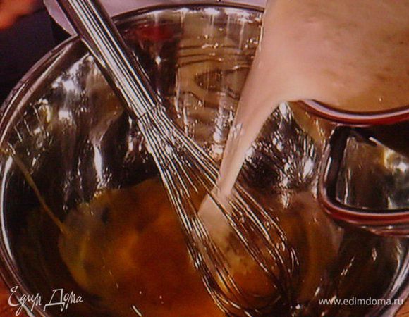 Остальное молоко закипятить и при постоянном помешивании влить в него нашу яично - крахмальную массу. Варить крем на маленьком огне до загустения. Крем охладить. Здесь автор рецепта советует оставить крем на ночь в холодильнике. 


