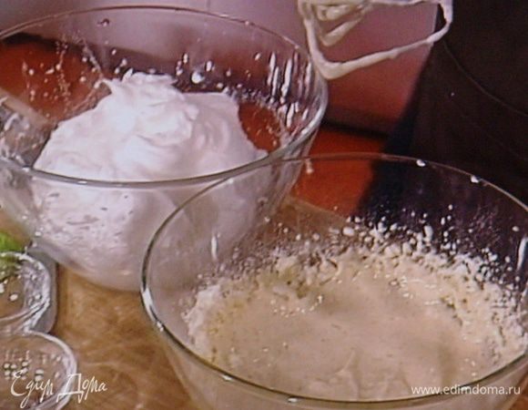 Охлаждённый крем крепко взбить миксером. B другой миске взбить сливки в крепкую пену и соединить с основным кремом.