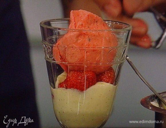 Сборка десерта: эффектно подавать в бокалах: крем, клубника, сорбе