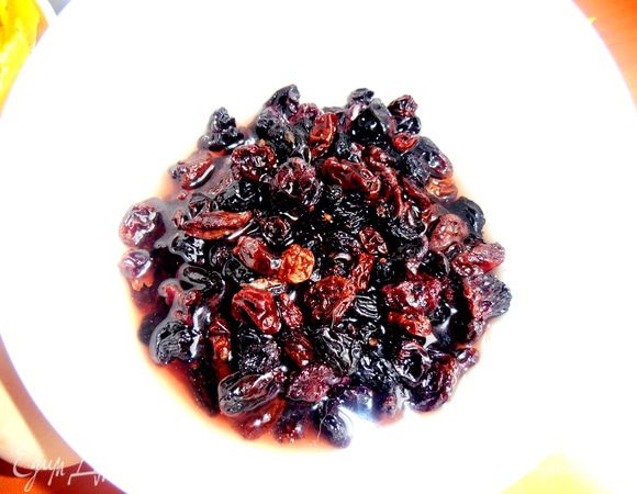 <font style="vertical-align: inherit;"><font style="vertical-align: inherit;">Изюм промыть и залить кипятком на 10 минут.</font></font>