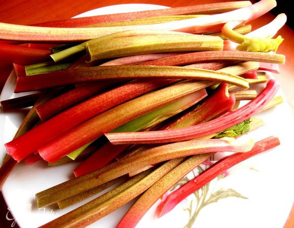 <font style="vertical-align: inherit;"><font style="vertical-align: inherit;">Ревень промыть и обрезать кончики. Чистить молодые стебельки не нужно!</font></font>