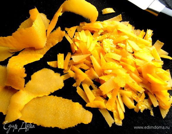 <font style="vertical-align: inherit;"><font style="vertical-align: inherit;">Нашинкуем пару ложек цедры.</font></font>