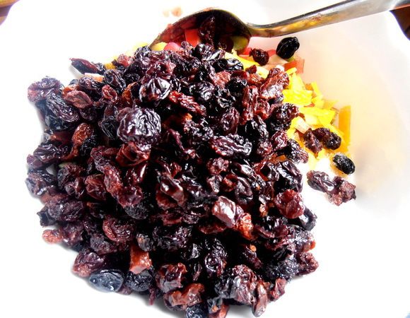 Положите изюм.