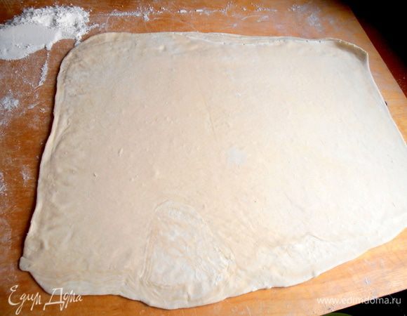 <font style="vertical-align: inherit;"><font style="vertical-align: inherit;">Если тесто разморозилось, раскатываем его в тонкий пласт.</font></font>