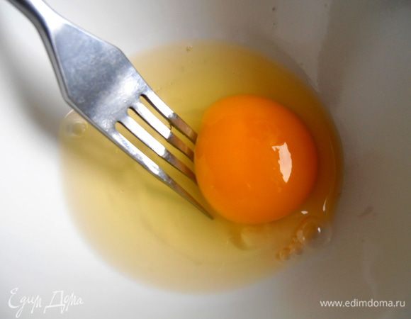 <font style="vertical-align: inherit;"><font style="vertical-align: inherit;">Второе яйцо взбиваем вилкой в ​​чашке.</font></font>