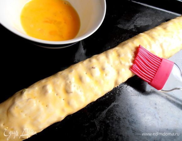 <font style="vertical-align: inherit;"><font style="vertical-align: inherit;">Наколоть рулет вилкой и смазать яйцом.</font></font>