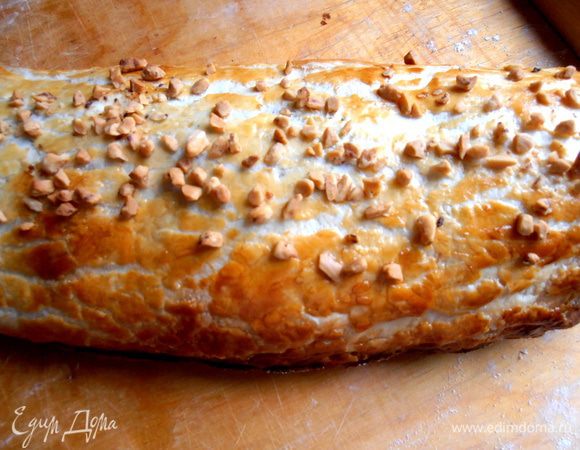 Выпекайте при 200°C 20 минут. Не доставайте рулет сразу, дайте ему постоять в выключенной духовке 10 минут.