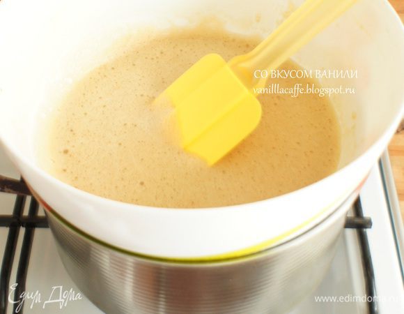 Поставить миску с желтками и сиропом на водяную баню и нагреть, постоянно помешивая, до тех пор, пока жидкость не загустеет (примерно 10-15 минут). 
