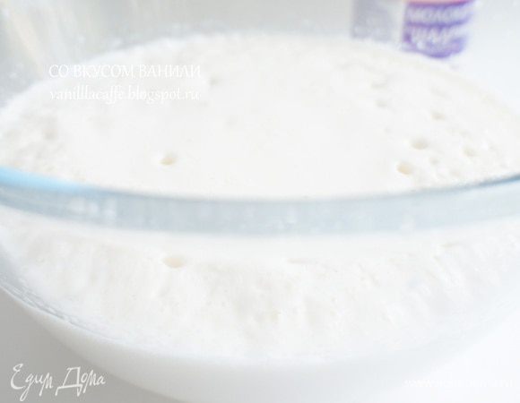 Охлажденное молоко взбить блендером.