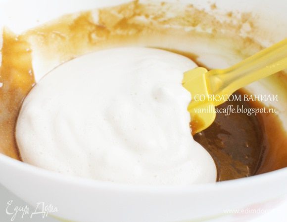 Взбитое молоко подмешать к кофейный крем.