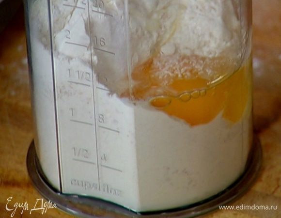 Муку перемешать с сахаром и солью, добавить яйцо, влить молоко и взбить все миксером.