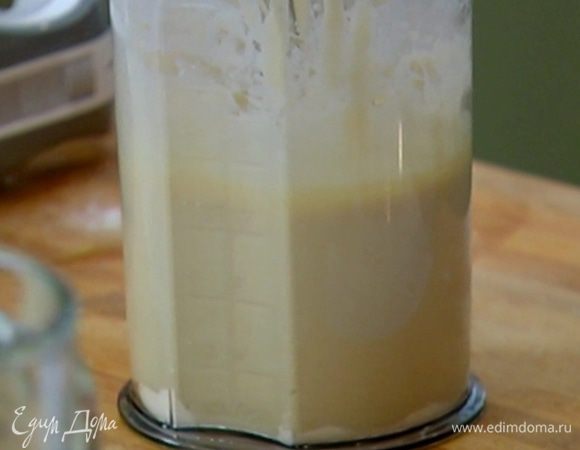 В тесто влить растопленное сливочное масло, ванильный экстракт и еще немного все вместе взбить.