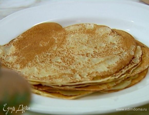 В сковороде разогреть оливковое масло и пожарить тонкие блины.