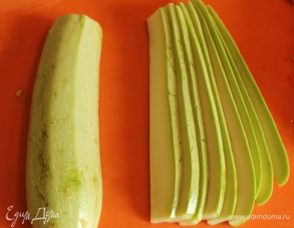 Кабачок нарезать тонкими пластинами.