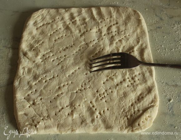 Тесто раскатать, сделать наколы вилкой.