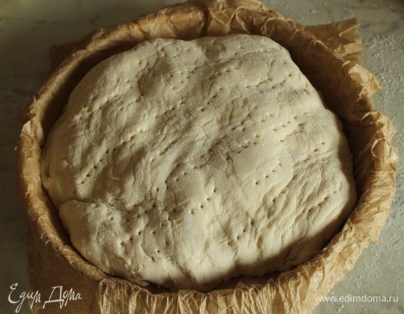 Выложить тесто поверх овощей и слегка защипнуть края к стенкам формы. 