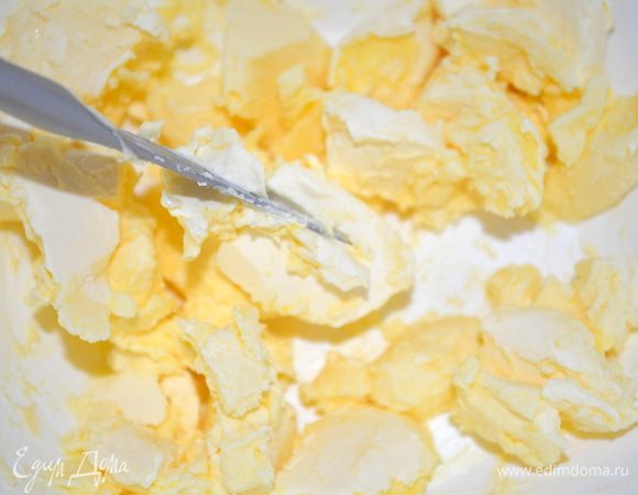 Сливочное масло рубим (оно должно быть ледяным).