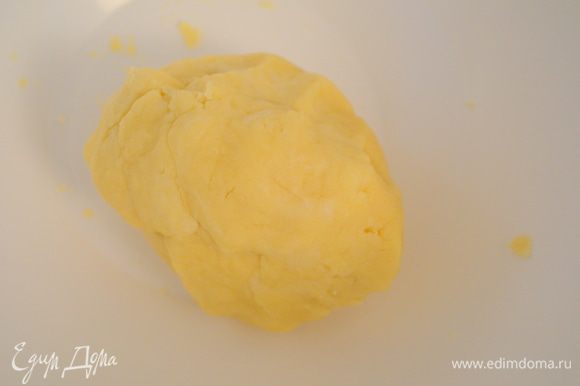 Добавляем яйцо и замешиваем тесто. скатываем его в шар. Если оно будет суховатым, добавляем 1-2 ст ложки ледяной воды