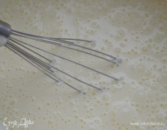 Желтки взбиваем со сметаной, с сахаром и ванилином,