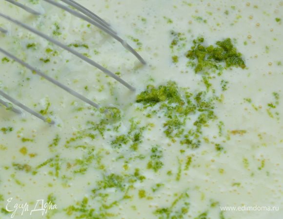  добавляем сок и цедру 1 лайма и еще раз взбиваем, 