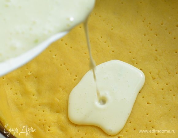 выливаем крем на тесто,