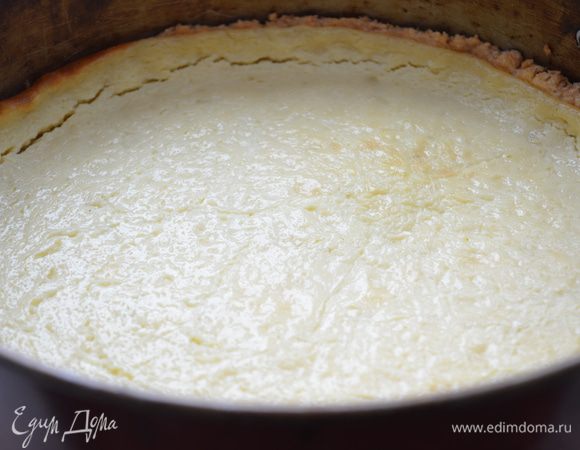 Готовый пирог покажется сыроватым, он будет напоминать омлет, НО ему надо провести в  уединение ночь в холодильнике и там он станет таким...
